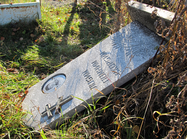 Портреты на памятниках из гранита. Памятник подполковнику. Скульптуры после реставрации. Саймовское кладбище сургут. Восстановление памятника 13 букв.